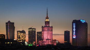 Nocna panorama Warszawy z wieżowcami