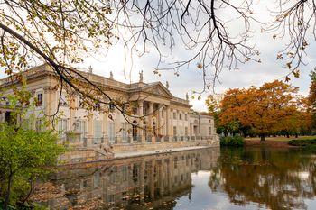 Pałac na Wodzie w Łazienkach jesienią