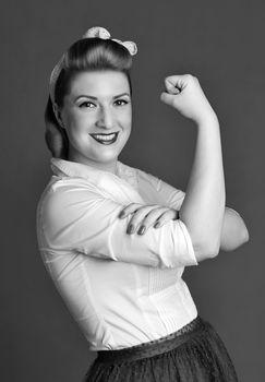 Portret kobiety wykonującej wymowny gest