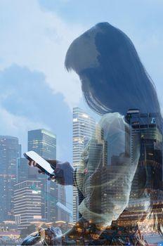 Postać dziewczyny na tle miasta