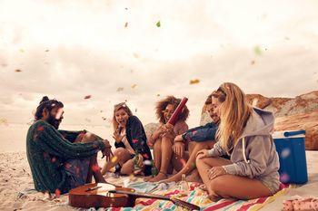 Przyjaciele imprezujący na plaży