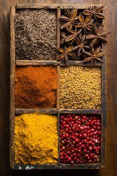 Przyprawy w drewnianym naczyniu