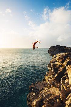 Salto ze skały do wody