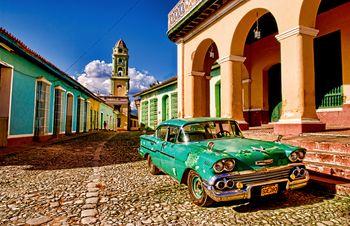 Samochód marki Chevy na placu w Trinidad, Kuba
