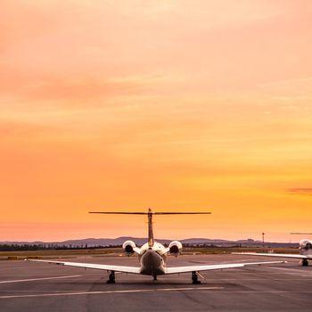  Samolot o zachodzie słońca