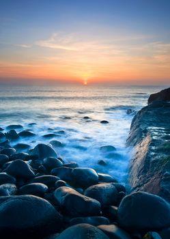 Skały na tle zachodu słońca