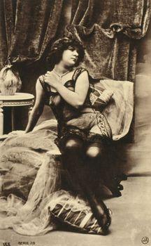 Skąpo ubrana kobieta siedząca na łóżku