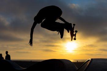 Skateboarding przy zachodzącym słońcu