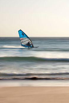 Człowiek uprawiający windsurfing