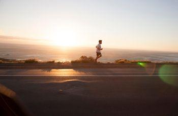 Jogging nad brzegiem morza o poranku