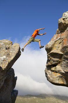 Mężczyzna skaczący po skałach 