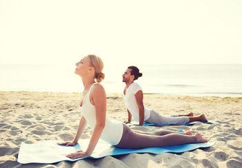 Para ćwicząca jogę na plaży