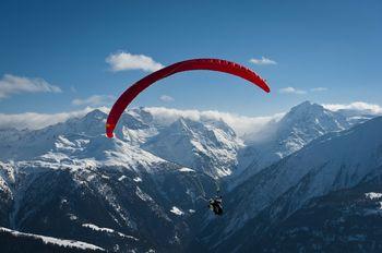 Skok ze spadochronem nad górami