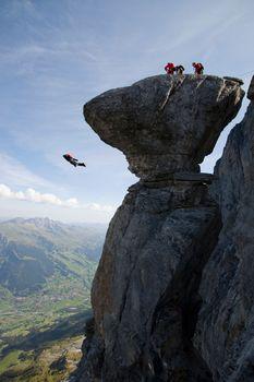Skok ze spadochronem ze skały