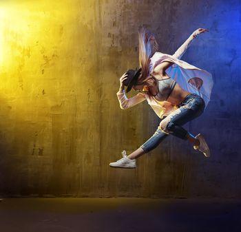 Tańcząca dziewczyna w kapeluszu