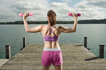 Trening siłowy nad jeziorem