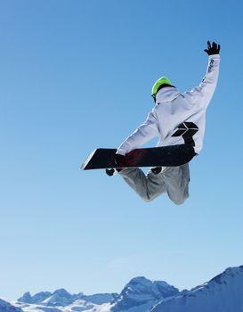 Trik na desce snowboardowej 