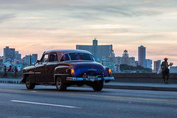 Stary klasyczny samochód na autostradzie