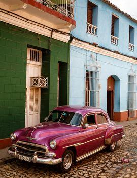 Stary samochód na tle kolorowych budynków
