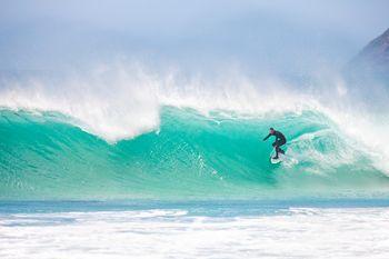 Surfer na wielkiej fali