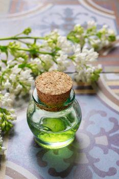 Szklane naczynie z korkiem