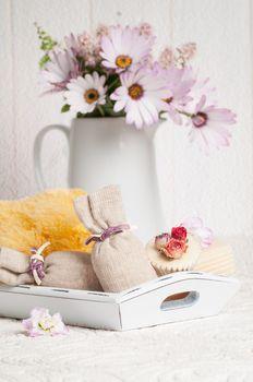 Taca z mydłem i lnianymi woreczkami