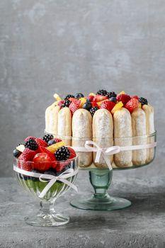 Tort i pucharek owocowy