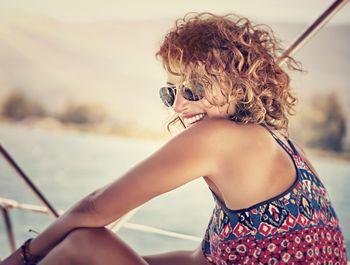 Uśmiechnięta kobieta w okularach