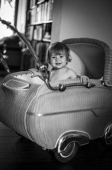 Dziecko w starodawnym wózku
