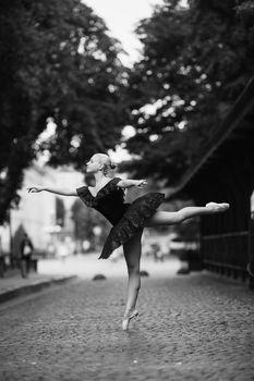 Dziewczyna tańcząca balet