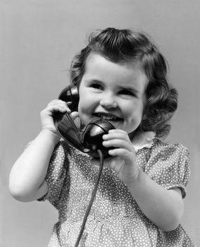 Dziewczynka ze słuchawką telefoniczną