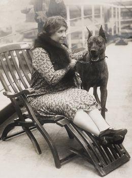 Kobieta odpoczywająca z psem