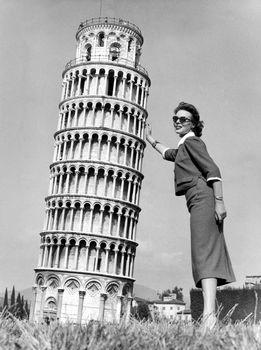Kobieta podtrzymuje krzywą wieżę