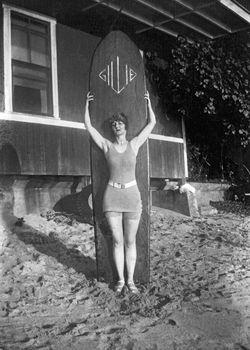 Kobieta z deską surfingową