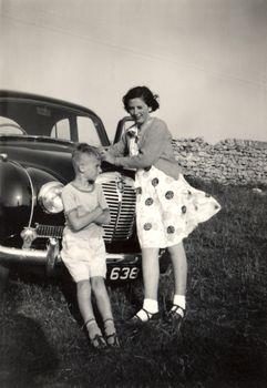 Mama i syn oparty o samochód
