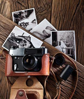 Stary aparat i fotografie na drewnie