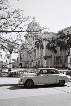 Stary samochód przed ratuszem na Kubie