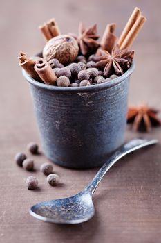 Wanilia i cynamon w kubeczku