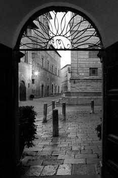 Widok z bramy na ulicę