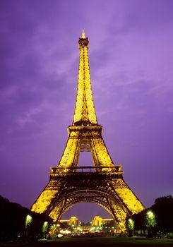 Wieża Eiffla na tle fioletowego nieba