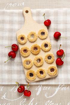 Wiśniowe ciastka na desce do krojenia