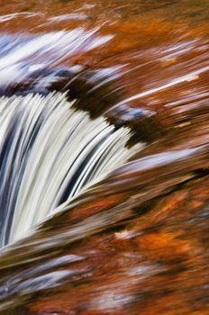 Wodospad w jesiennych kolorach