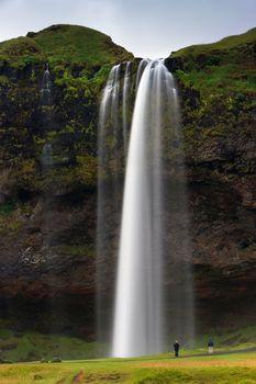 Wodospad w zielonej scenerii