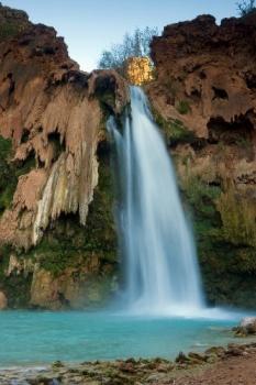 Wodospad wśród ostrych skał