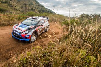 Wyścig samochodowy na szutrze 