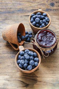 Wysypane jagody z kubka