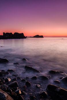 Zachód słońca na kamienistej plaży