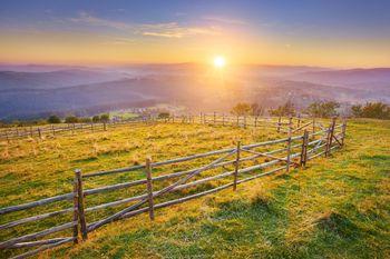Zachód słońca nad łąką w Beskidach