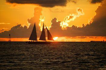 Żaglowiec o zachodzie słońca