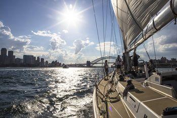 Żaglowiec wpływający do portu